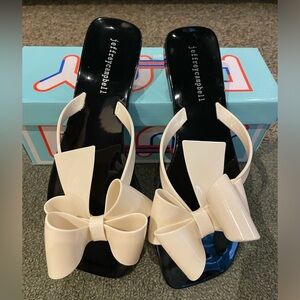 Cream and Black bow detail sandals